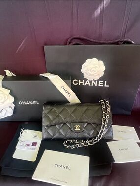 🎁AUTH. CHANEL CAVIAR CLASSIC FLAP  WALLET WITH CHAIN.